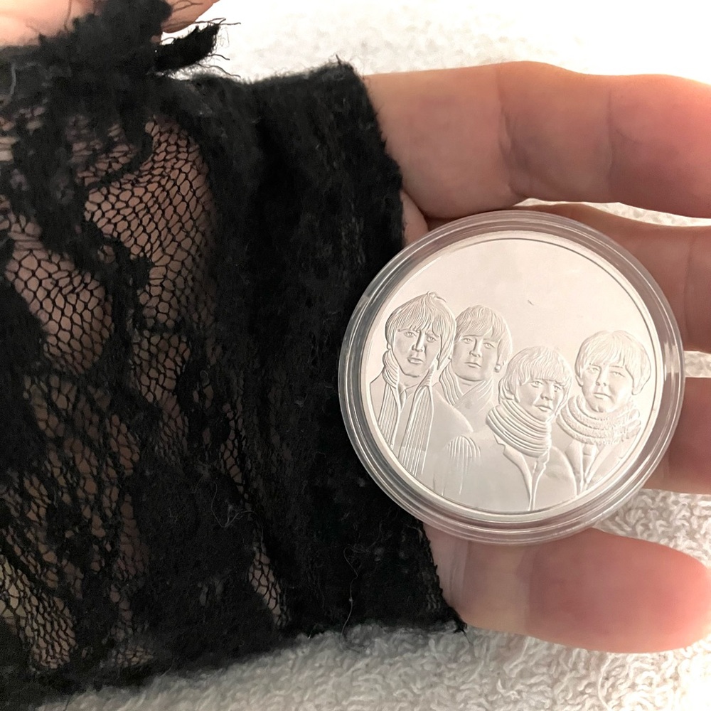 The Beatles Silver Abbey Road Commemorative Coin - Picture 5 of 9